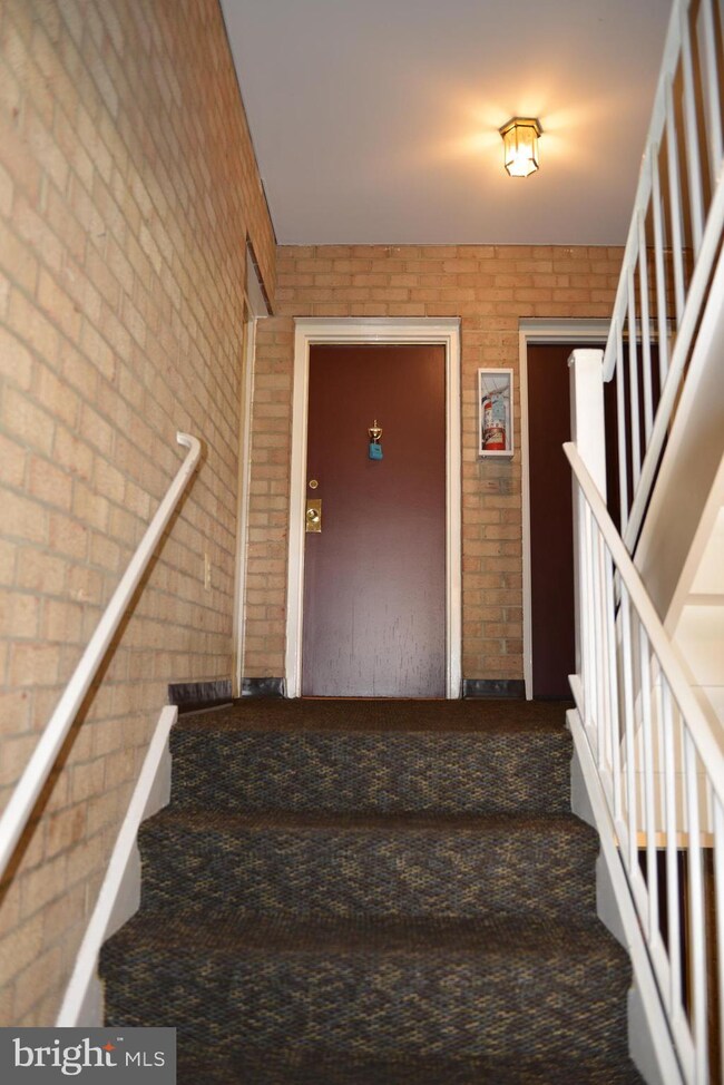 3901 Lyndhurst Dr unit 202, Fairfax, VA 22031 - photo 4