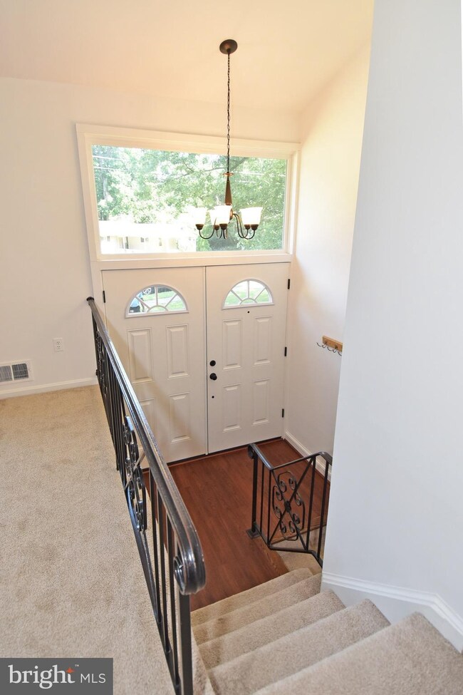 8205 Springfield Village Dr, Springfield, VA 22152 - photo 3