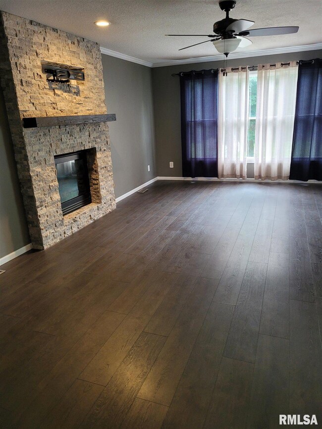 3219 Fieldcrest Dr, Davenport, IA 52806 - photo 5