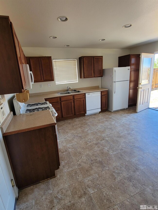 8812 Silverkist Dr, Reno, NV 89506 - photo 5