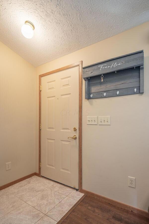 777 Orangeburg Ct, Columbus, OH 43228 - photo 5