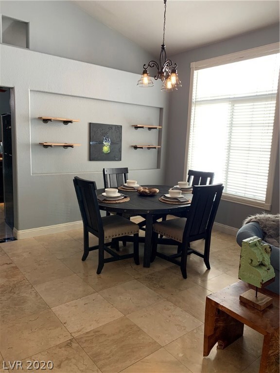 LARGE DINING ROOM!