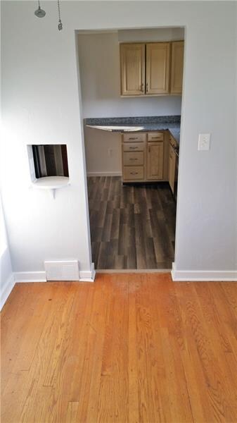 Dinning area to kitchen