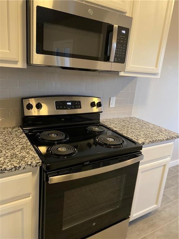 Kitchen - a full compliment of appliances are alre