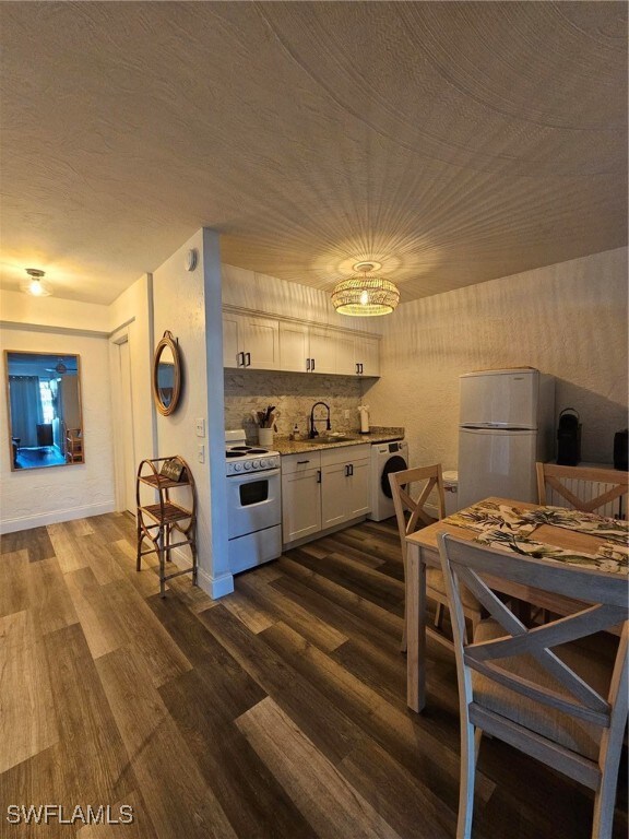 Kitchen with washer / dryer, stove, fridge, and da