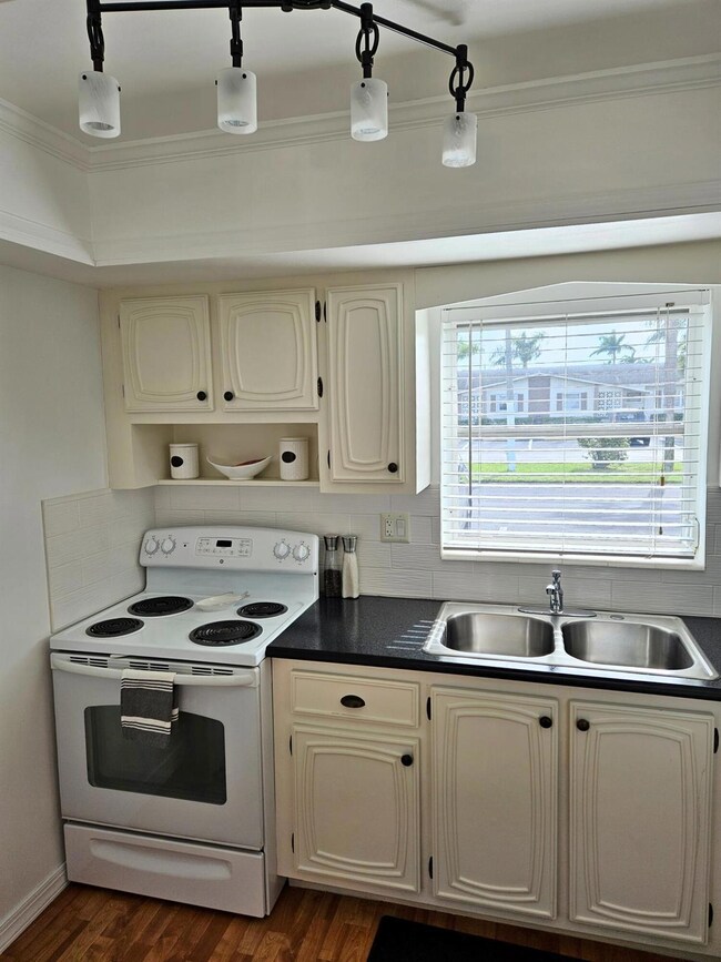 2572 Emory Dr E unit I, West Palm Beach, FL 33415 - photo 4