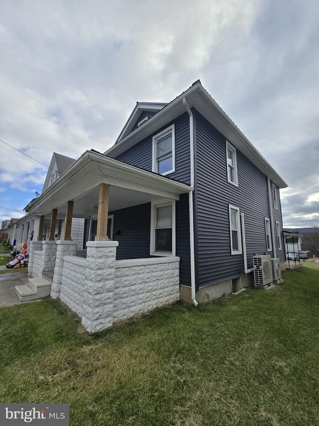 486 W 4th St, Lewistown, PA 17044 - photo 3