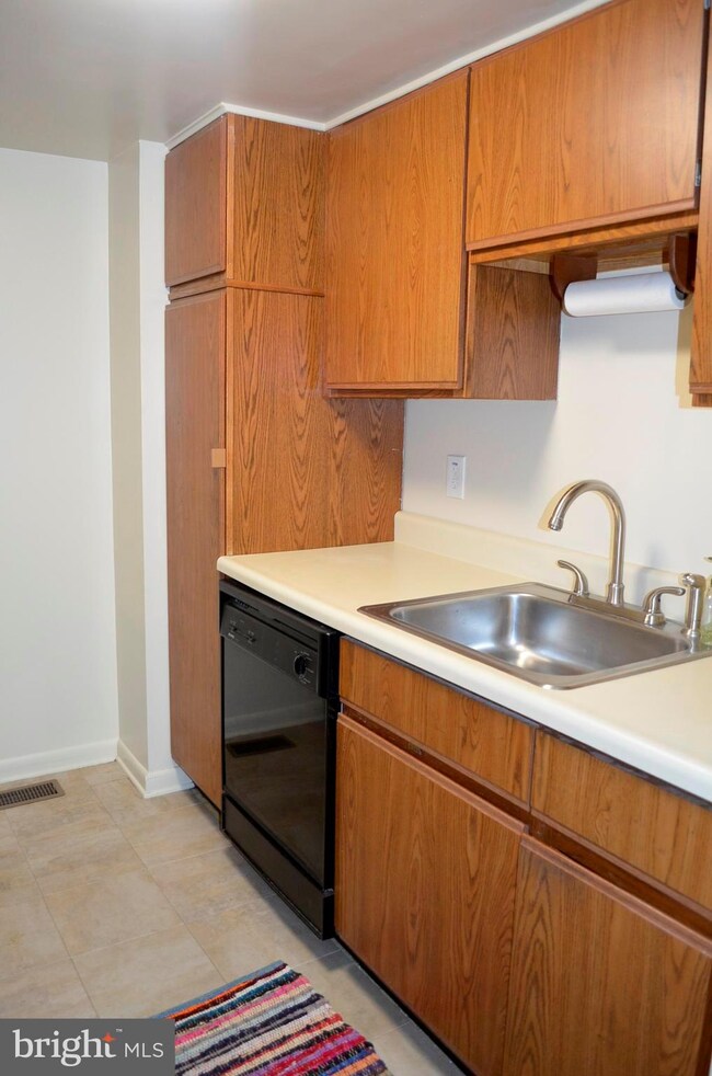 81 Dendron Ct, Parkville, MD 21234 - photo 5