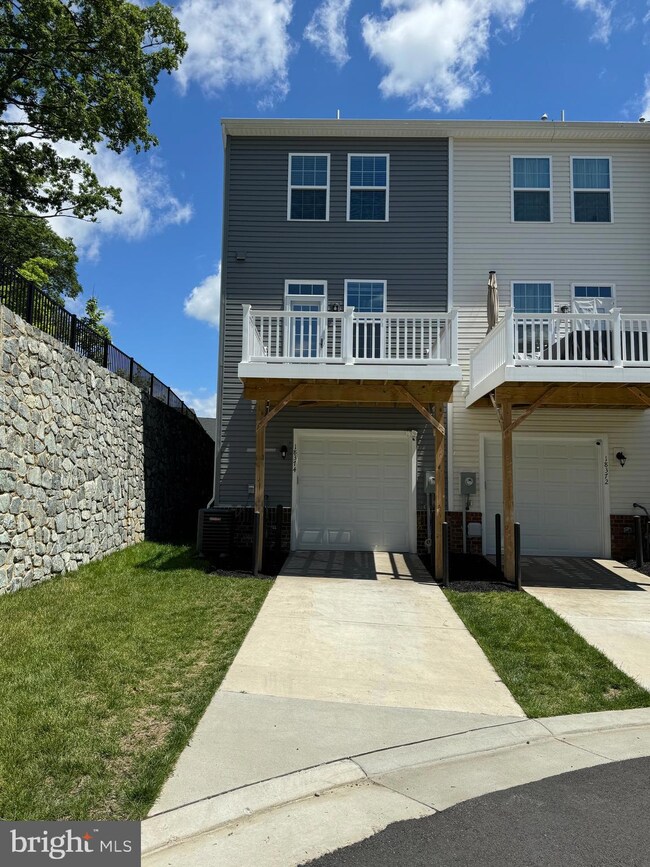 18374 Reaper Hill Ct, Triangle, VA 22172 - photo 2