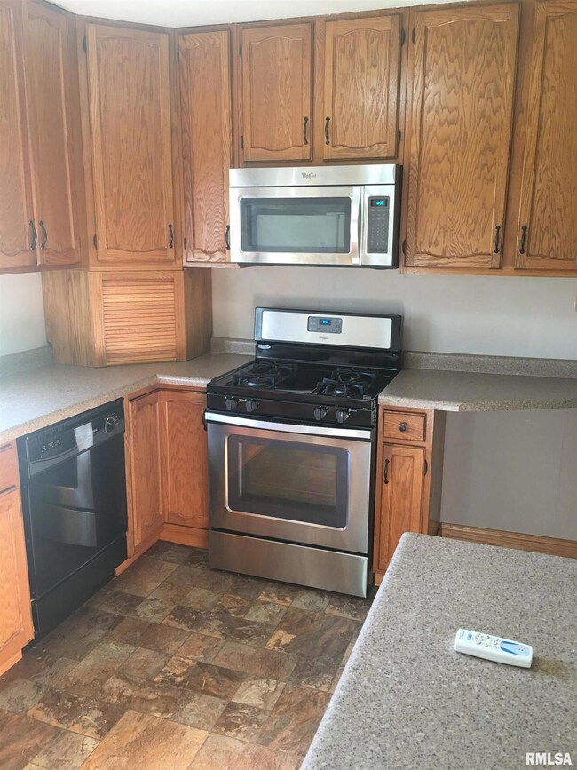 4409 N Pine St, Davenport, IA 52806 - photo 3