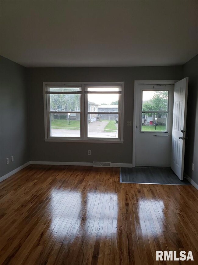 2330 W 40th St, Davenport, IA 52806 - photo 3
