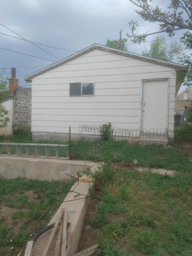 1009 garage yard side