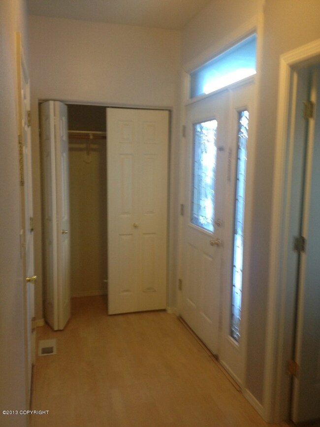 Large entryway w/Closet