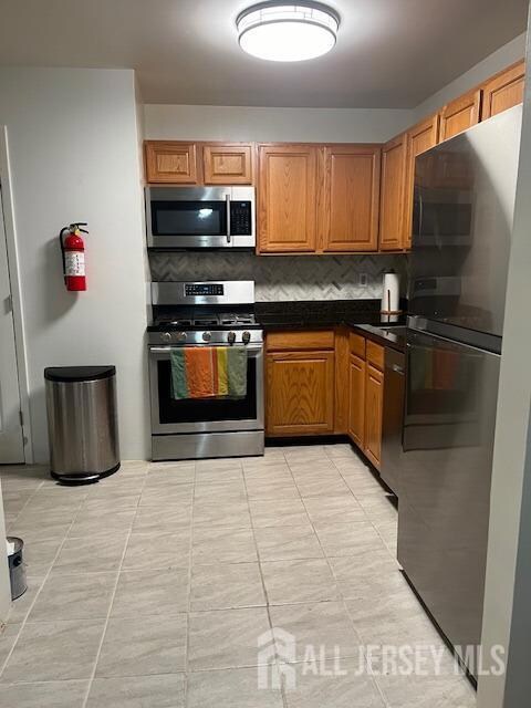 629 Cricket Ln, Woodbridge, NJ 07095 - photo 6