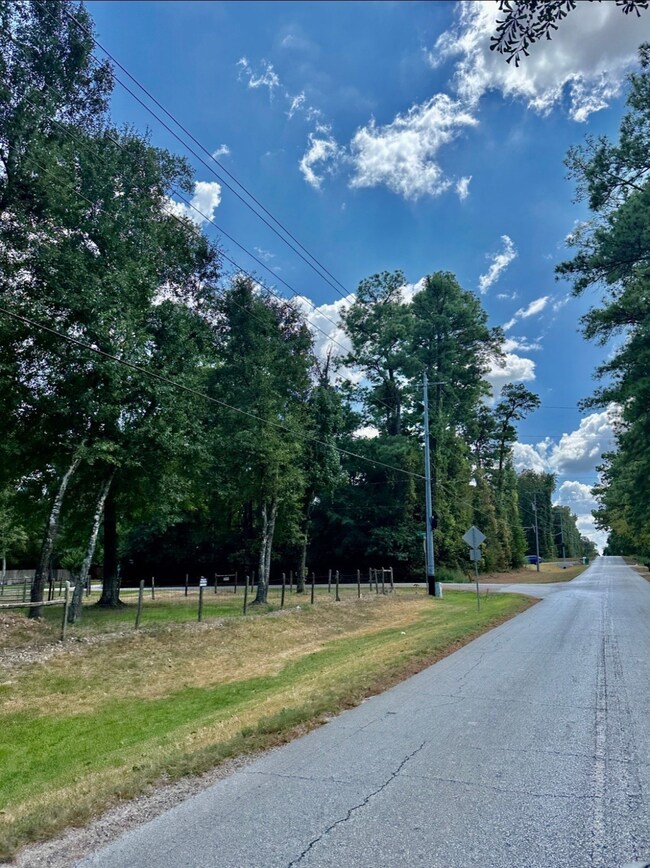 Street corner turning on to Commanche drive.