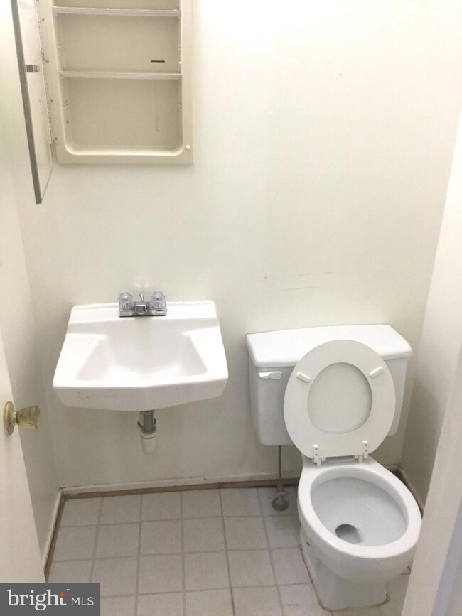 9302 Bathgate Ct, Montgomery Village, MD 20886 - photo 5