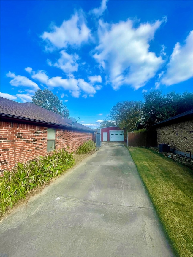 Side driveway leading to 20 x 25 shop