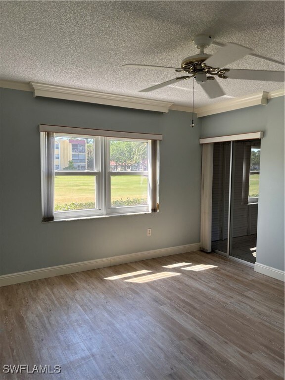 Main bedroom  crown molding, baseboards, a texture