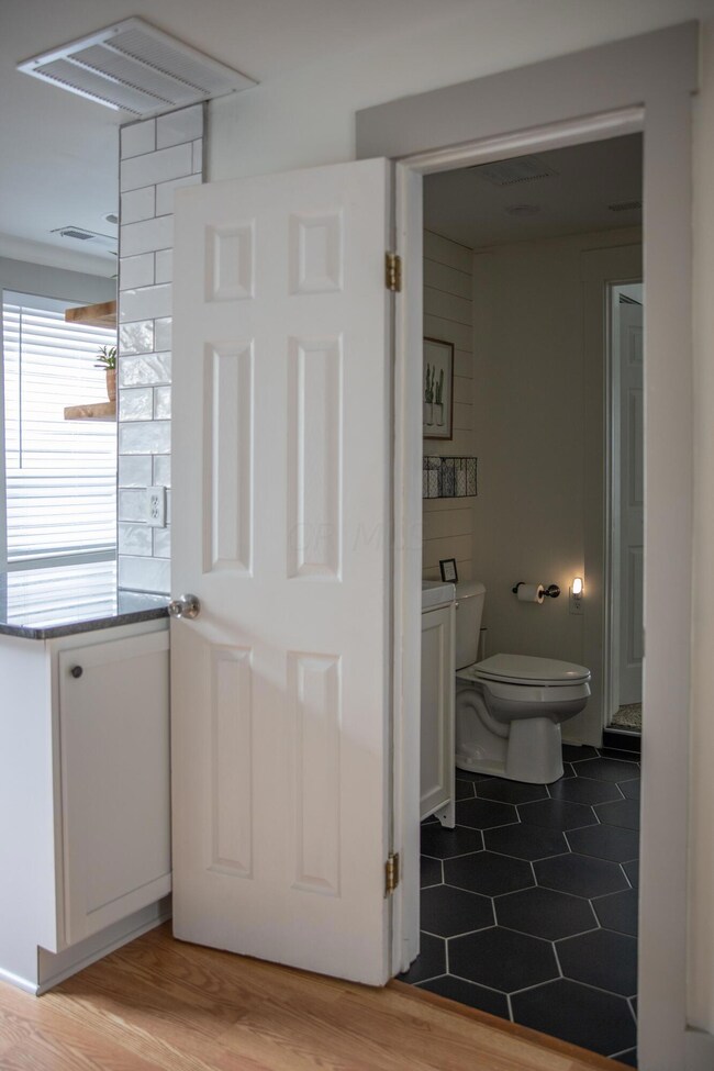 402 W 3rd Ave unit 3, Columbus, OH 43201 - photo 5