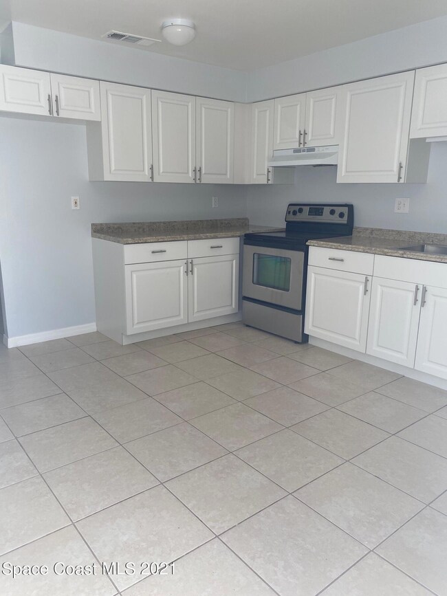 Kitchen w/New Oven!