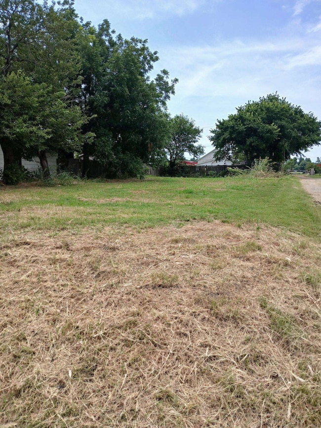 118 SW 1st St, Geary, OK 73040 - photo 4