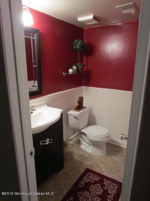 first floor half bath.jpg
