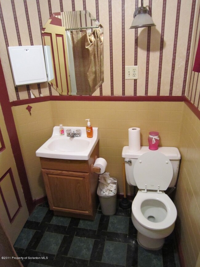 508 Johnson St, Dickson City, PA 18519 - photo 4