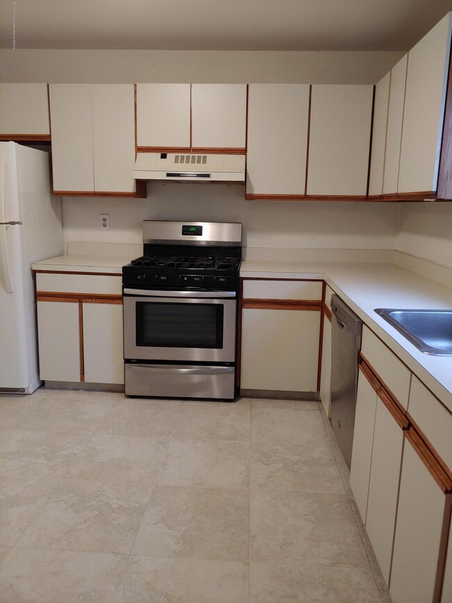 60 County Rd unit H044, Cliffwood, NJ 07721 - photo 2