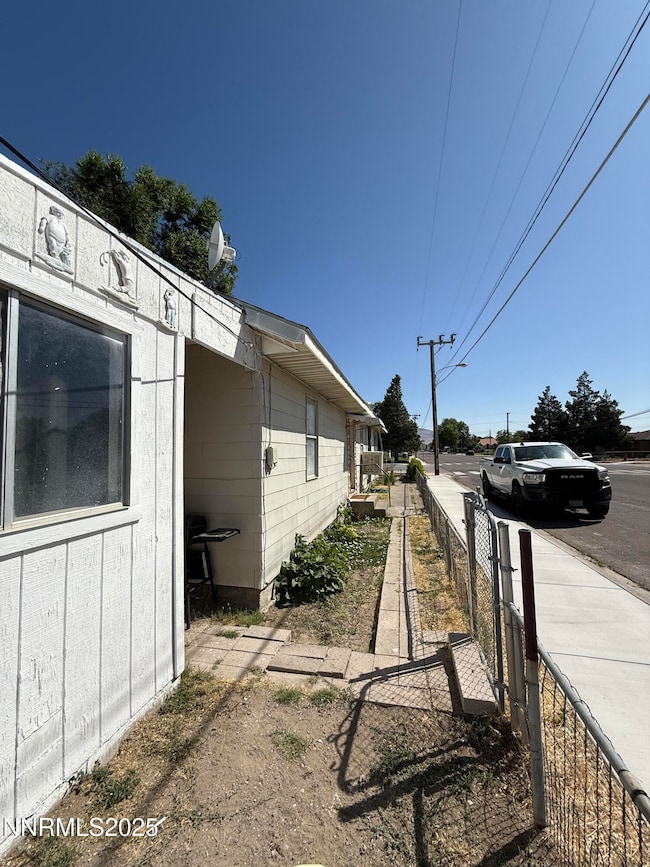 90 5th side yard 1