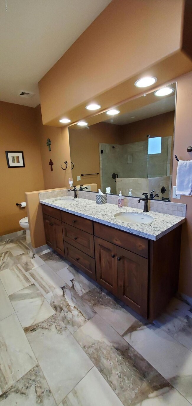 660 Sierra Vista Master Bath Sinks & Gra