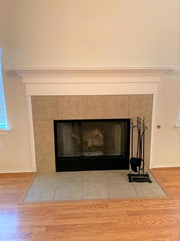 Wood burning fireplace w gas starter