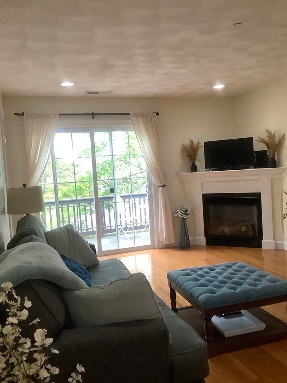 10 Cunningham Ln unit 104, Billerica, MA 01821 - photo 6