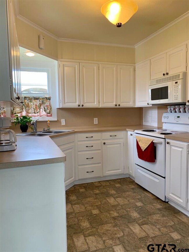 824 824 W 9th St, Tyler, TX 75701 - photo 6