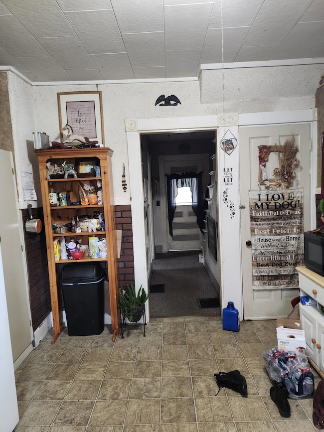0404 Kitchen into hall