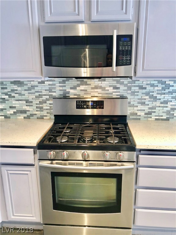 Beautiful backsplash and newer stainless steel app