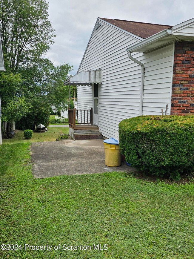 1381 Watson St, Scranton, PA 18504 - photo 2