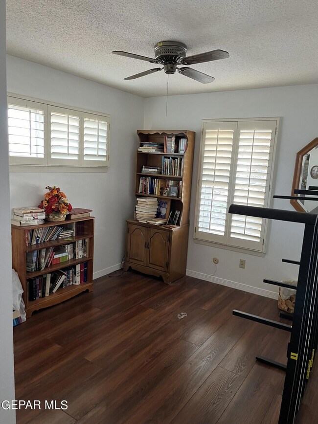 10841 Vista Alegre Dr, El Paso, TX 79935 - photo 3