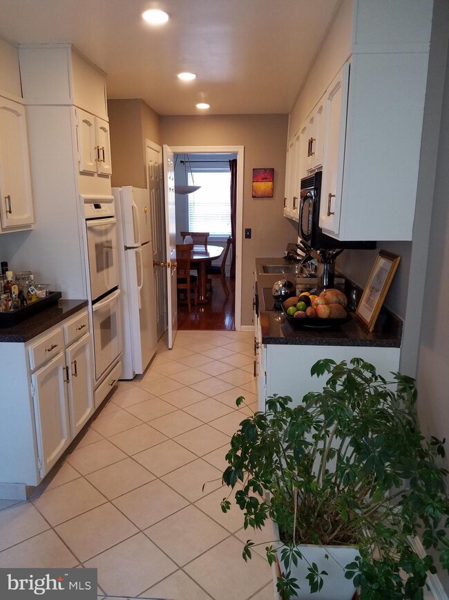 11746 Carriage House Dr, Silver Spring, MD 20904 - photo 3