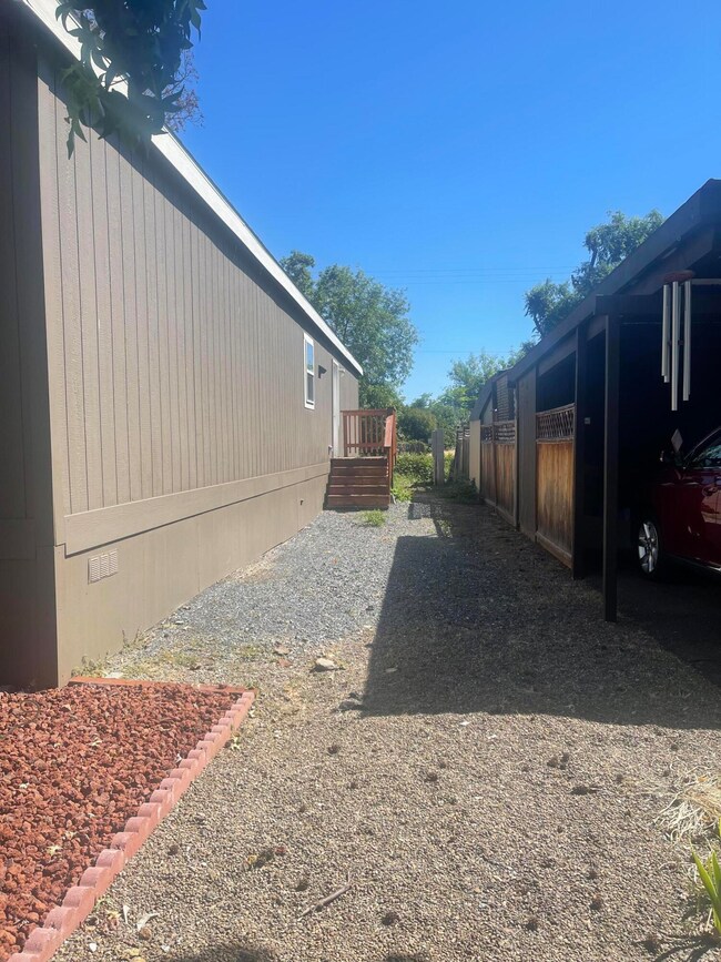 1055 N 5th St unit 16, Jacksonville, OR 97530 - photo 3