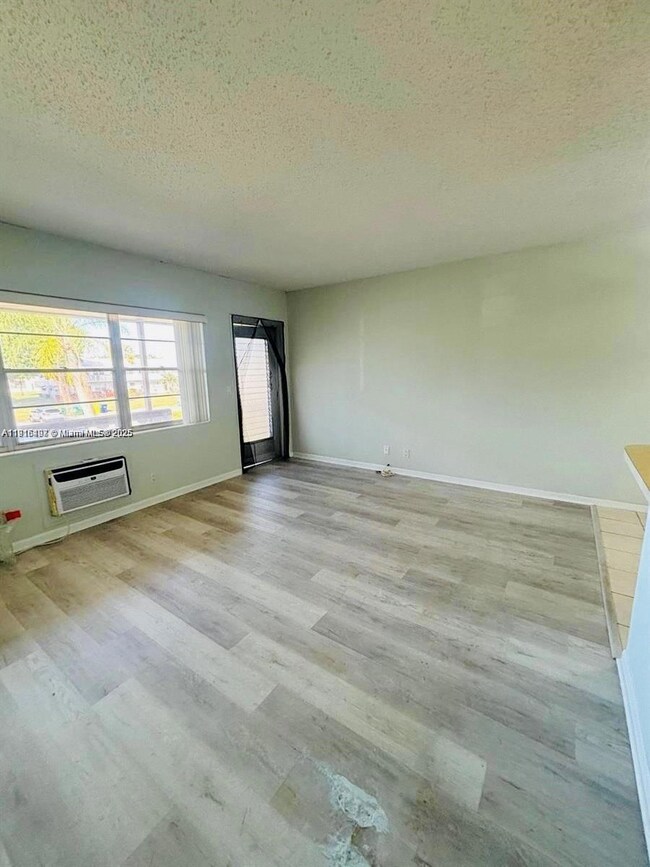 119 Salisbury E unit E, West Palm Beach, FL 33417 - photo 4