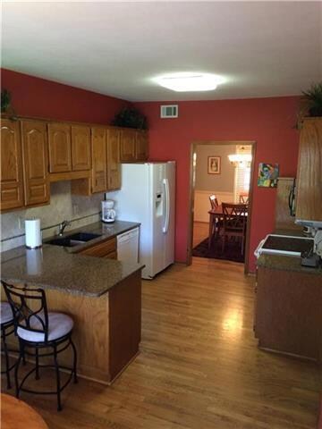 Kitchen with breakfast bar