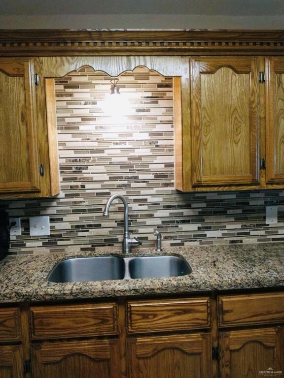 924 E Dorothy Cir, Pharr, TX 78577 - photo 3