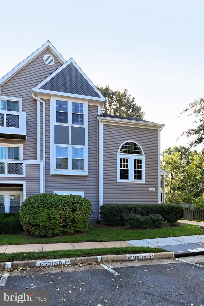 12926A Grays Pointe Rd unit A, Fairfax, VA 22033 - photo 2