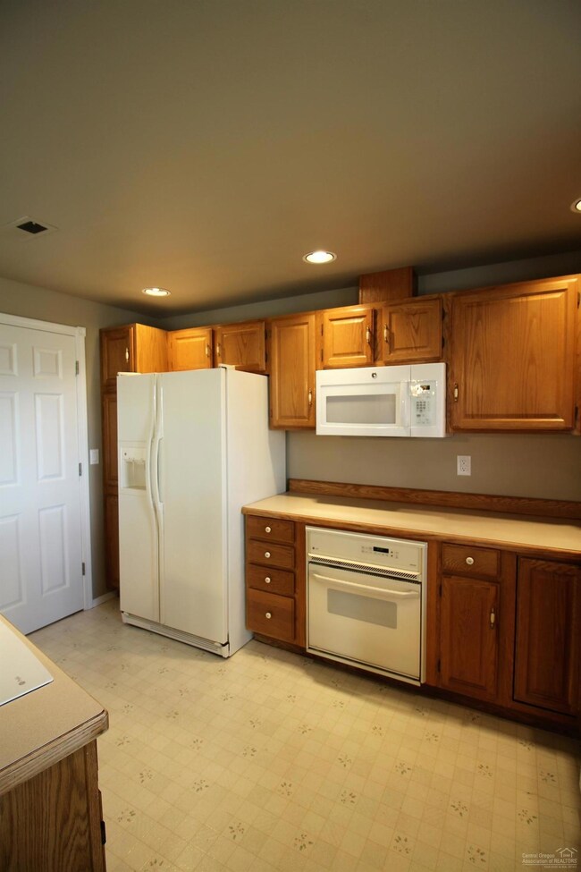 3169 SW Reindeer Ct, Redmond, OR 97756 - photo 7