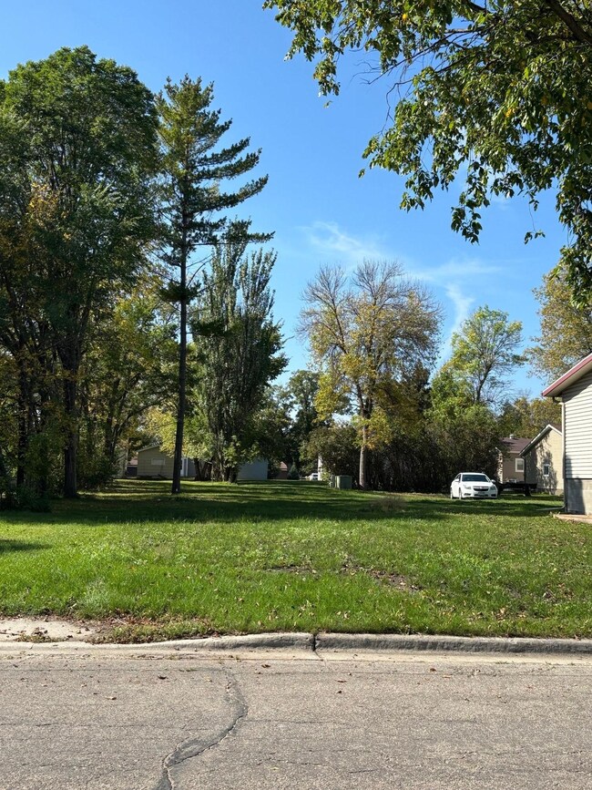 517 Crocker Ave S, Thief River Falls, MN 56701 - photo 2