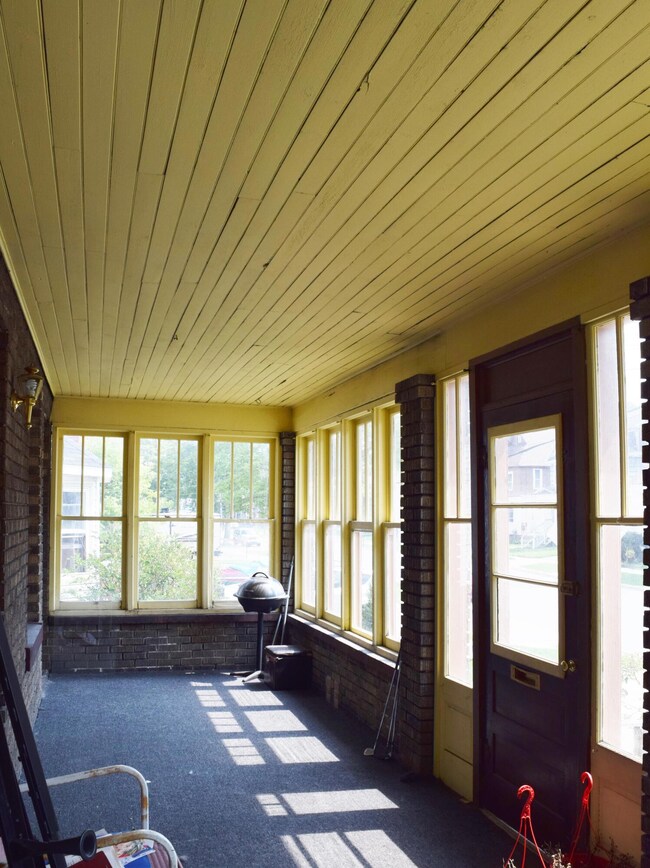 Spacious Sun Porch 0003
