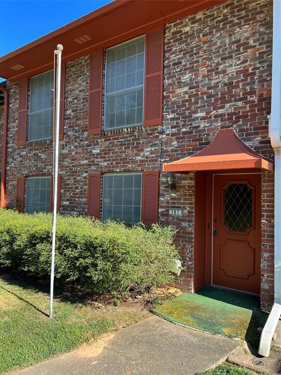 Ideal, walkable location. Stroll to work, play, er