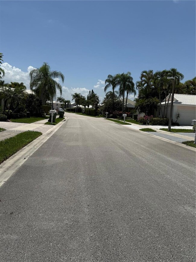 1170 Wilshire Cir E, Pembroke Pines, FL 33027 - photo 5