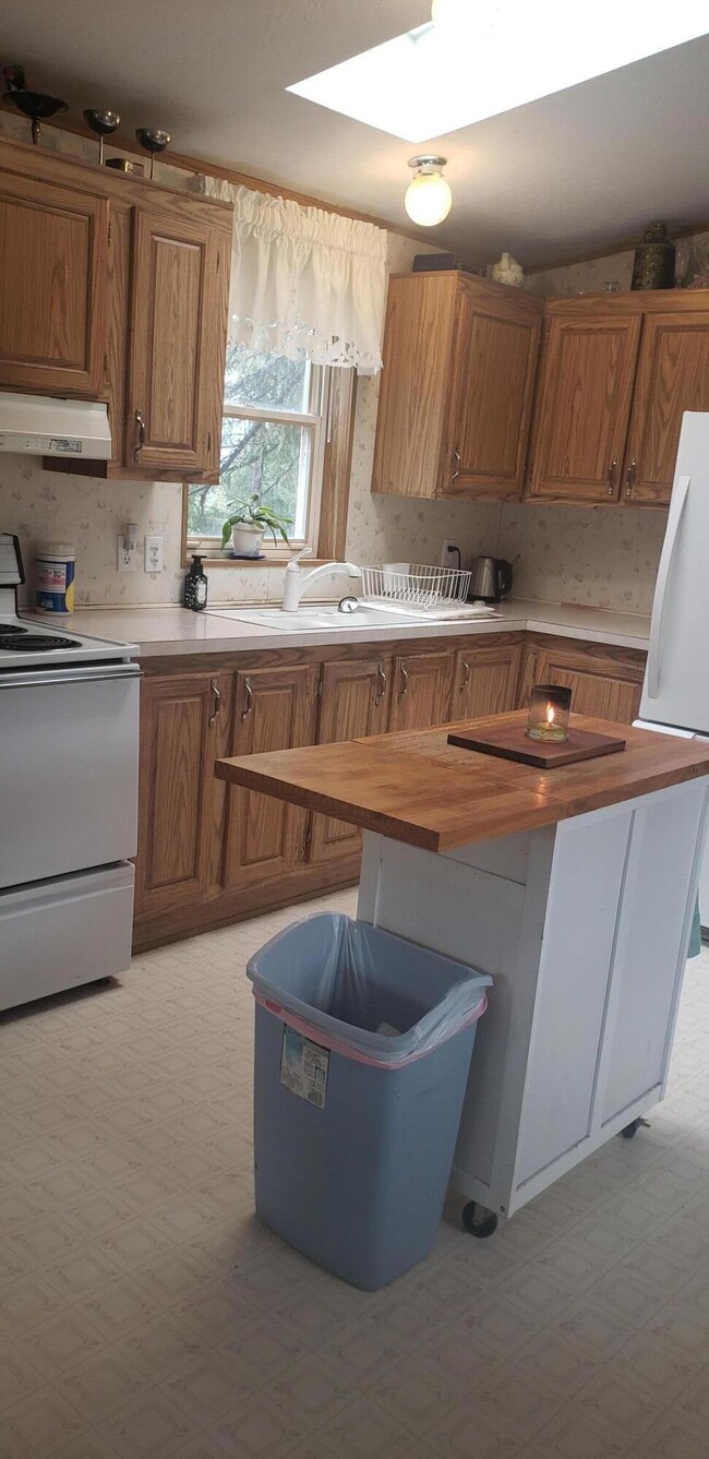 kitchen - lots of cabinetry