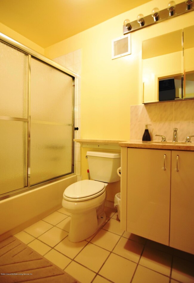 49A Country Dr E unit 67, Staten Island, NY 10314 - photo 7